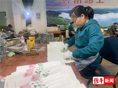 與你同行--來料加工鼓起村民共富&ldquo;錢袋&rdquo;