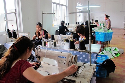 開化縣張灣鄉(xiāng)路口村:充分利用村辦公場所發(fā)展來料加工業(yè)