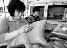 來料加工造福農(nóng)婦(圖)_網(wǎng)易新聞中心