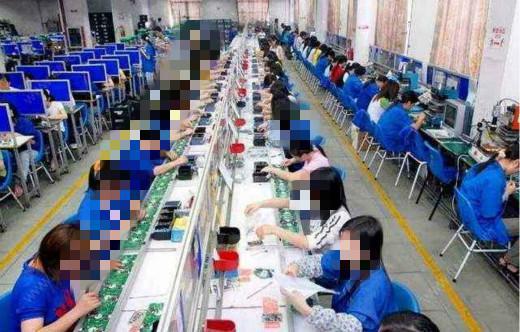 窮小伙進城找工作,把晚餐給補胎老人,沒想到老人給他帶來了驚喜